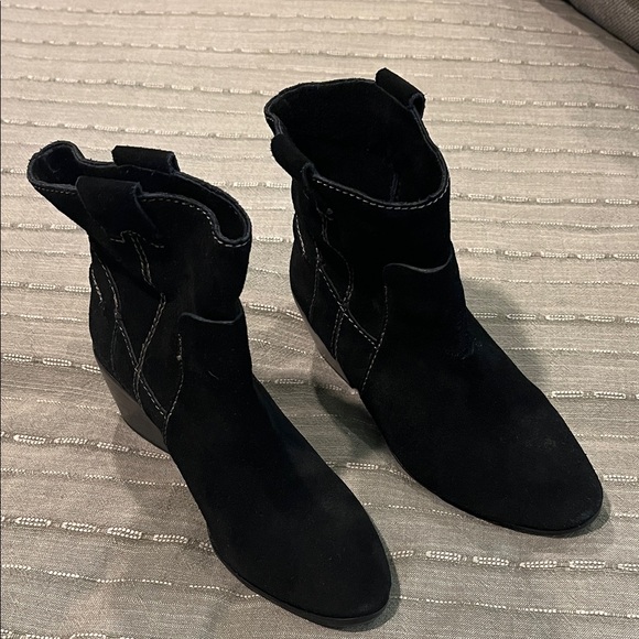 Vince Camuto Black Ankle Booties - Picture 1 of 3